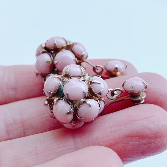 VTG 50s Pink Milk Glass Cluster Earrings Screwback Mid Century Moonglow Style - Picture 5 of 7